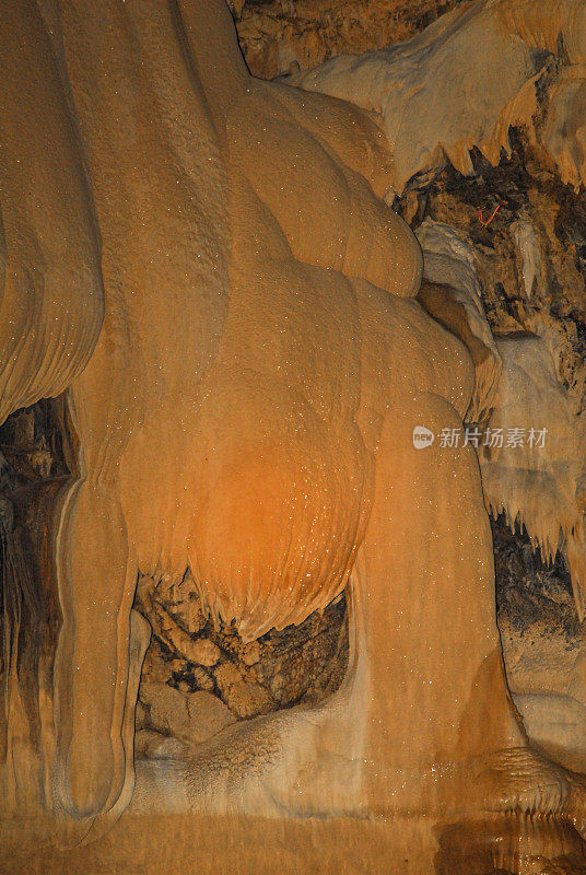 The great wall formation of Altınbeşik Cave